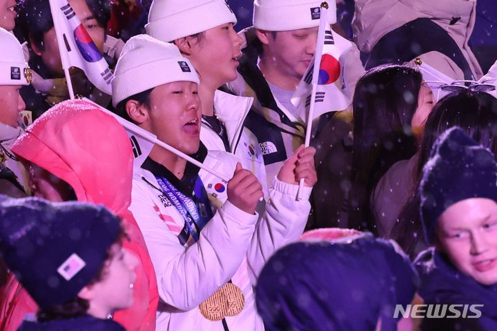 [강릉=뉴시스] 권창회 기자 = 지난해 2월1일 오후 강원 강릉 올림픽파크에서 열린 2024 강원동계청소년올림픽 대회 폐회식에서 대한민국 이채운이 목에 금메달을 걸고 입장하고 있다. 2024.02.01. kch0523@newsis.com