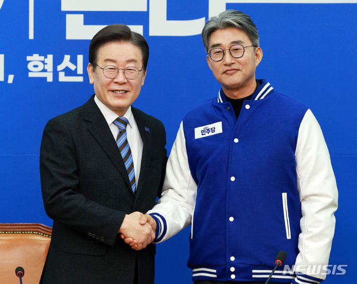 [서울=뉴시스] 고범준 기자 = 이재명 더불어민주당 대표가 2일 오전 서울 여의도 국회에서 열린 13·14차 인재영입식에서 노종면 전 기자에게 당 점퍼를 선물하고 기념촬영을 하고 있다. 2024.02.02. bjko@newsis.com