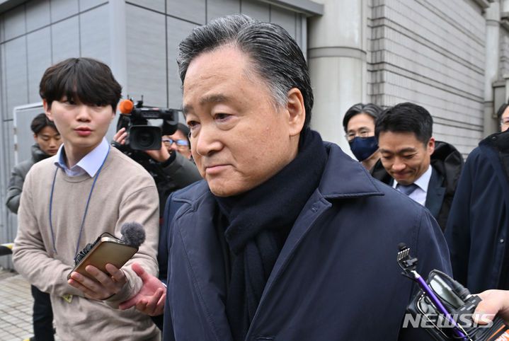 [서울=뉴시스] 황준선 기자 = SPC 그룹 계열사 밀다원 주식을 저가에 양도한 혐의로 재판에 넘겨진 허영인 SPC그룹 회장이 지난 2월2일 오전 서울 서초구 서울중앙지방법원에서 열린 1심 선고 공판에서 무죄를 선고받은 뒤 법정을 나서고 있다. (공동취재)  2024.02.02. photo@newsis.com