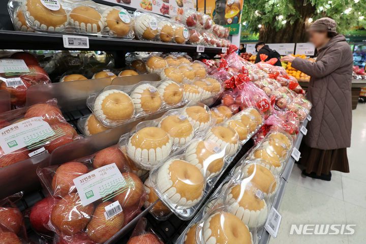 [서울=뉴시스] 권창회 기자 = 서울 시내 대형마트에 진열된 배와 사과. 2024.02.02. kch0523@newsis.com