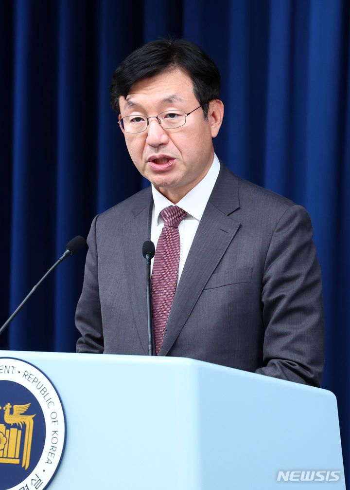 [서울=뉴시스] 전신 기자 = 성태윤 정책실장이 2일 서울 용산 대통령실 청사에서 5~8차 민생토론회 관련 브리핑을 하고 있다. 2024.02.02. photo1006@newsis.com