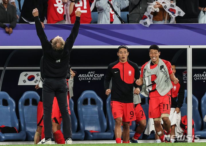 [알와크라(카타르)=뉴시스] 김근수 기자 = 2일(현지시간) 카타르 알와크라 알자누브 스타디움에서 열린 2023 AFC 카타르 아시안컵 8강전 호주 대 대한민국의 경기에서 황희찬과 손흥민의 득점으로 2:1 대한민국이 승리를 거두고 아시안컵 4강에 진출했다. 대한민국 축구대표팀 위르겐 클린스만 감독과 황희찬, 조규성이 경기가 종료되자 기뻐하고 있다. 2024.02.03. ks@newsis.com