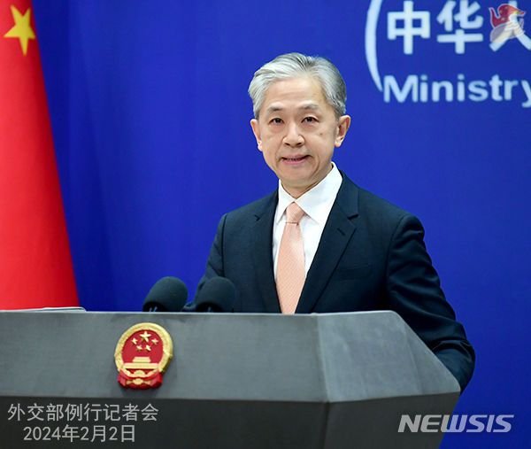 [베이징=뉴시스]?왕원빈 중국 외교부 대변인은 8일 정례브리핑에서 후쿠시마 원전의 오염수 누출사고에 대해 비판하면서 관련 정보를 공개하라고 촉구했다.? 사진은 지난 2일 정례브리핑을 주재하는 왕원빈 중국 외교부 대변인.(사진=중국 외교부 홈페이지 갈무리) 2024.2.8 photo@newsis.com