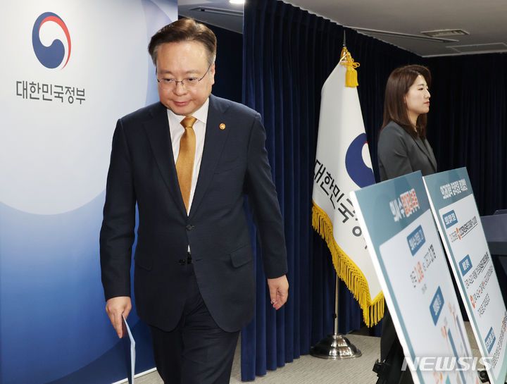 [서울=뉴시스] 김명원 기자 = 조규홍 보건복지부 장관이 6일 서울 종로구 정부서울청사에서 열린 의과대학 입학정원 확대 방안 발표를 마친후 나서고 있다.  2024.02.06. kmx1105@newsis.com