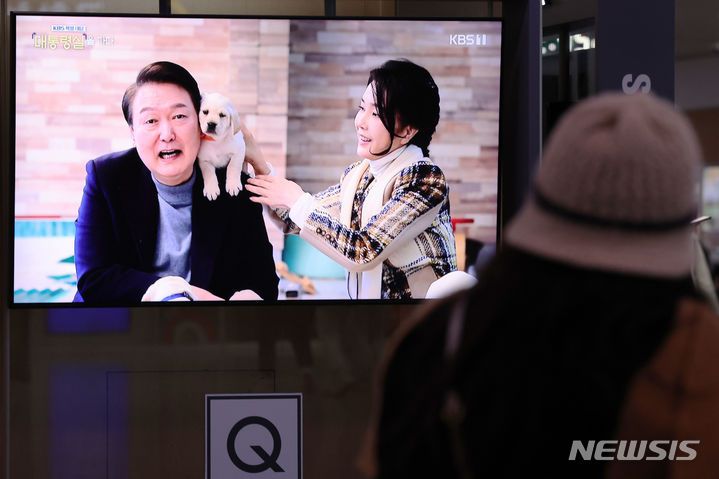 [서울=뉴시스] 조성우 기자 = 7일 오후 서울 중구 서울역 대합실 텔레비전에서 방영되는 윤석열 대통령의 KBS 신년 대담에서 윤 대통령과 김건희 여사의 사진이 나오고 있다. 2024.02.07. xconfind@newsis.com