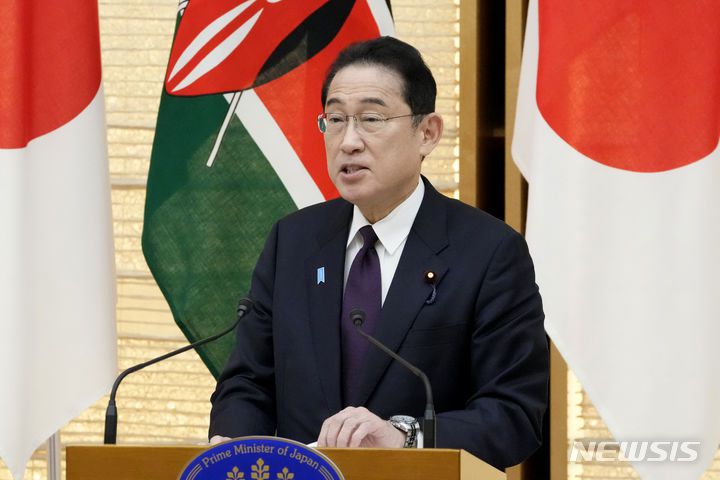 [도쿄=AP/뉴시스]기시다 후미오 일본 총리가 지난 8일 도쿄 총리 관저에서 윌리엄 루토 케냐 대통령과 양자 회담 후 공동 기자회견을 가지고 연설하고 있다. 2024.02.19.