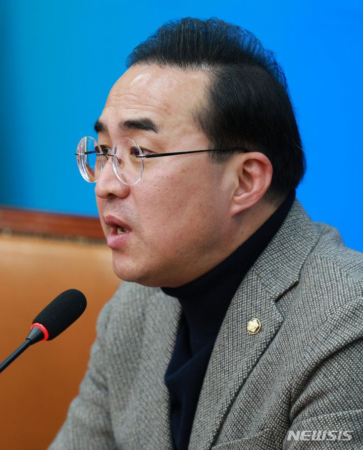 [서울=뉴시스] 고범준 기자 = 더불어민주당 민주개혁진보 선거연합 추진단장인 박홍근 전 원내대표가 8일 오전 서울 여의도 국회에서 열린 기자간담회에서 발언하고 있다. 2024.02.08. bjko@newsis.com