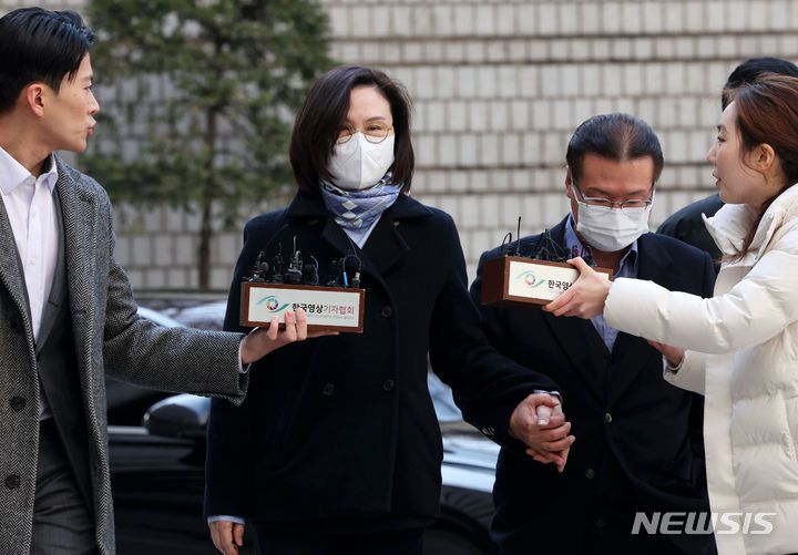 [서울=뉴시스] 홍효식 기자 = '자녀 입시 비리' 등 혐의로 기소된 정경심 전 동양대 교수가 8일 오후 서울 서초구 서울고등법원에서 열린 항소심 선고 공판에 출석하고 있다. 2024.02.08. yesphoto@newsis.com