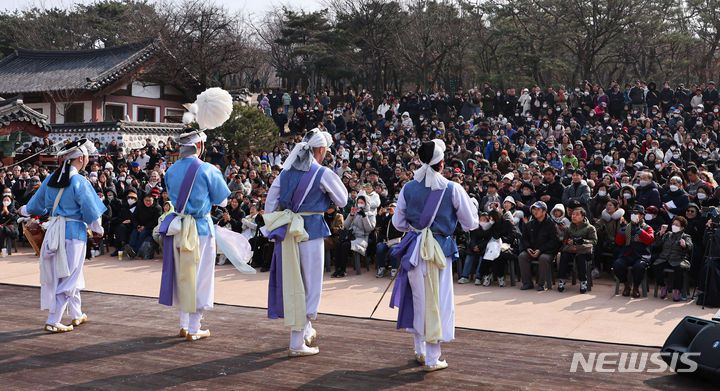 [서울=뉴시스] 권창회 기자 = 설날인 10일 오후 서울 중구 남산골한옥마을에서 열린 '청룡이 복 나르샤' 설축제에서 시민들이 풍물놀이를 즐기고 있다. 2024.02.10. kch0523@newsis.com