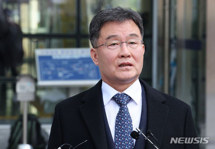 [수원=뉴시스] 김종택 기자 = 검찰이 이른바 '대장동 본류 사건'이라고 불리는 대장동 민간업자들의 뇌물·배임 혐의 1심 재판에서 유동규 전성남도시개발공사 기획본부장과 화천대유자산관리대주주 김만배씨에게 징역 7년과 12년의 중형을 구형했다. 사진은 김씨. (공동취재) 2024.02.14. photo@newsis.com