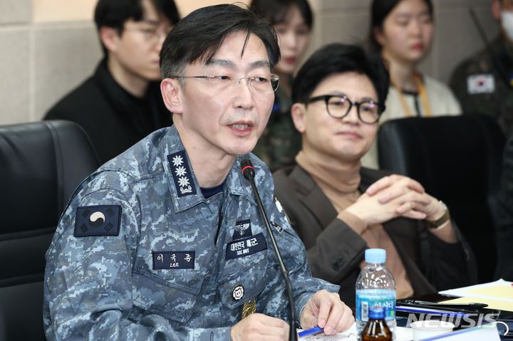 [대전=뉴시스] 국회사진기자단 = 이국종 국군대전병원장이 15일 오후 대전시 유성구 국군대전병원 대회의실에서 열린 간담회에서 발언하고 있다. 2024.02.15. photo@newsis.com