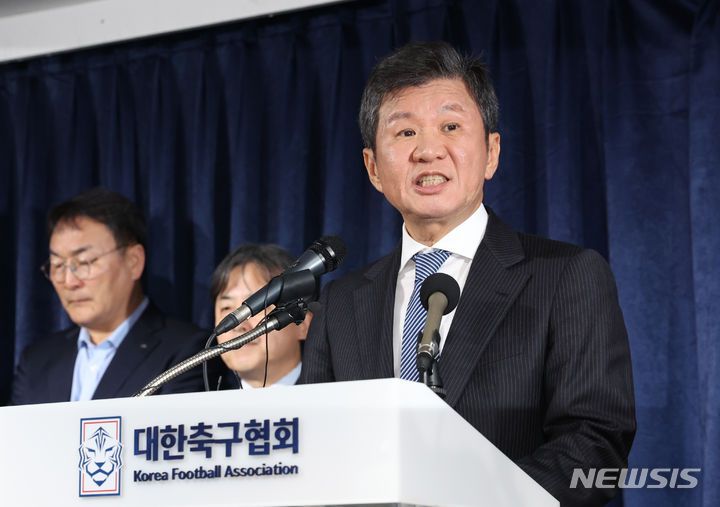 [서울=뉴시스] 고승민 기자 = 지난 2월16일 임원회의를 마치고 입장문을 발표하고 있는 정몽규 대한축구협회장. 2024.02.16. kkssmm99@newsis.com