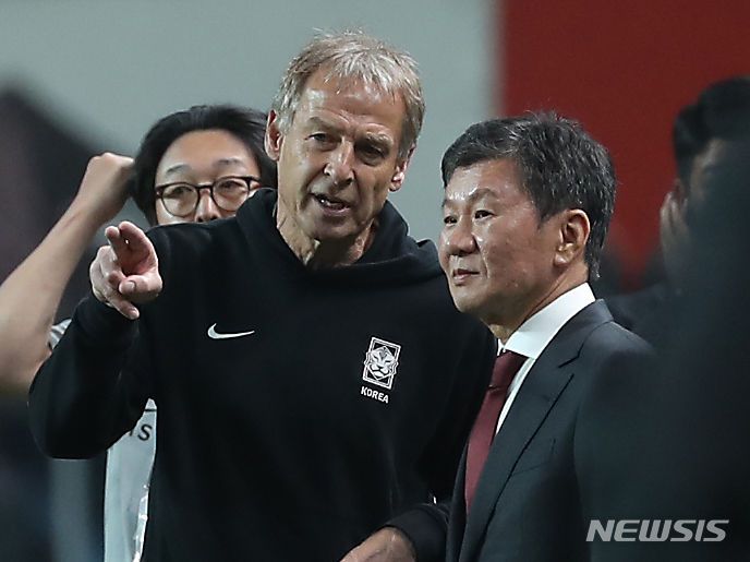 [서울=뉴시스] 김명년 기자 = 지난해 10월 13일 서울 마포구 서울월드컵경기장에서 열린 하나은행 초청 축구 국가대표 평가전 대한민국과 튀니지의 경기에서 클린스만 감독과 대화하고 있는 정몽규 회장. 2024.02.19. kmn@newsis.com