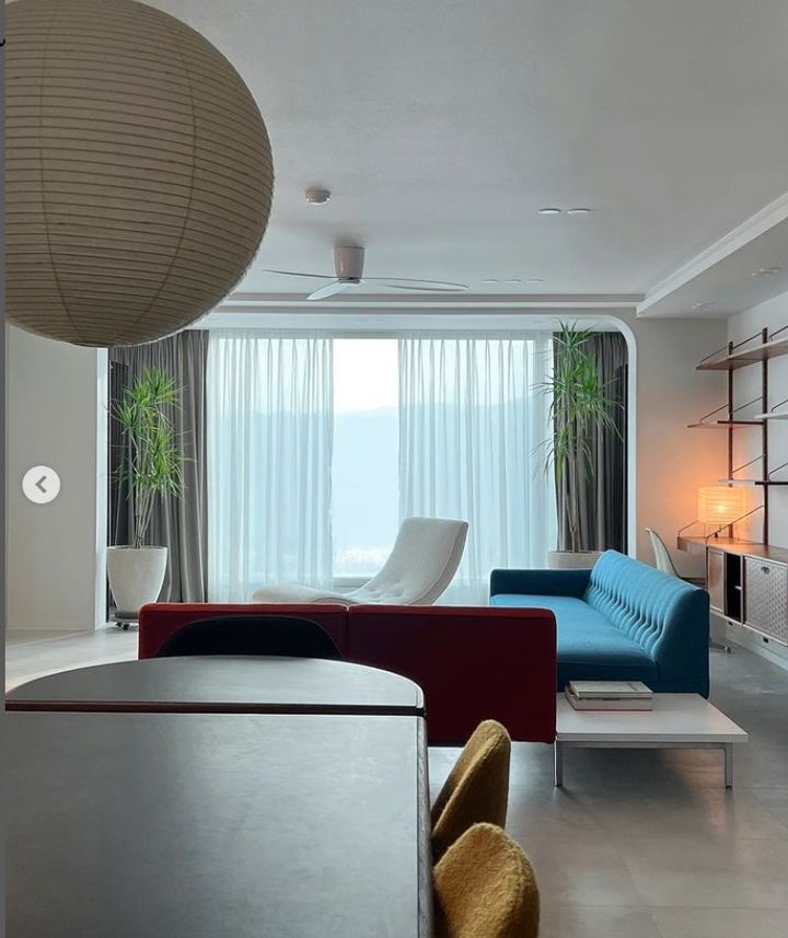 [서울=뉴시스] 뉴진스 숙소 내부. (사진=앤더슨씨 인스타그램 캡처) 2024.02.20. photo@newsis.com *재판매 및 DB 금지