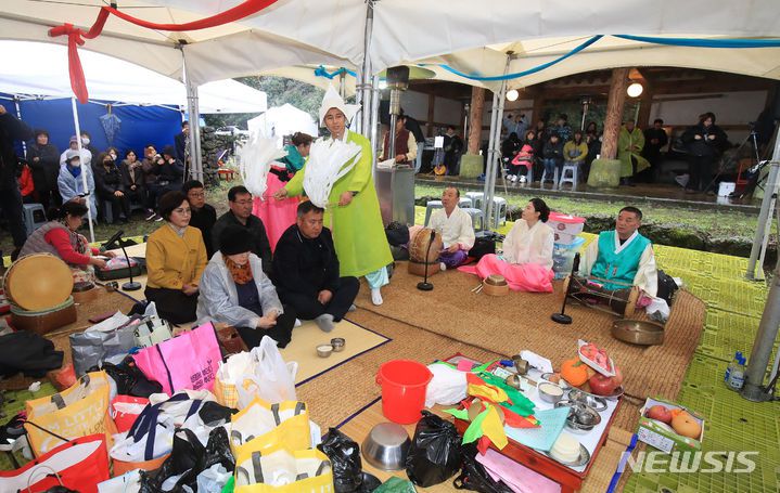 [제주=뉴시스] 우장호 기자 = 갑진년 정월대보름을 이틀 앞둔 22일 오전 제주시 구좌읍 송당리 본향당에서 제주도 무형문화재 제5호로 지정된 송당마을제 4대 당제 중 첫 번째인 '신과세제(新過歲祭)'가 봉행되고 있다. 2024.02.22. woo1223@newsis.com