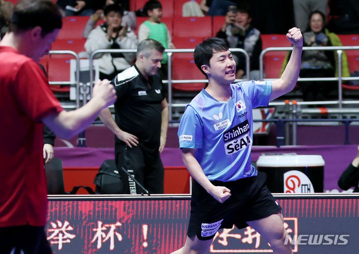 [부산=뉴시스] 김진아 기자 = 23일 부산 해운대구 벡스코에서 열린 BNK부산은행 2024 부산세계탁구선수권대회 남자 8강 한국과 덴마크의 경기에서 임종훈이 요나탄 그로트를 상대로 승리, 4강에 진출하자 기뻐하고 있다. 이날 한국 남자 탁구 대표팀은 덴마크를 매치 점수 3-1로 승리, 4강에 진출했다. 2024.02.23. bluesoda@newsis.com