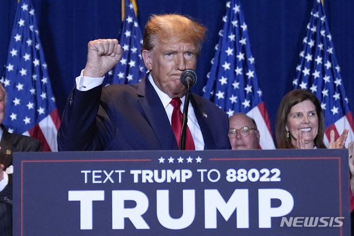 [컬럼비아(미 사우스캐롤라이나주)=AP/뉴시스]사진은 도널드 트럼프 전 미 대통령이 지난 24일(현지시간) 사우스캐롤라이나주 컬럼비아에서 열린 미 공화당 프라이머리 야간집회에서 연설하고 있는 모습. 2024.02.28.