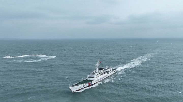 [서울=뉴시스]지난해 2월 25일 중국 해경은 SNS를 통해 "푸젠성 해경이 이날 함정 편대를 편성해 진먼 부근 해역에서 법 집행·순찰 활동을 전개했다"면서 “순찰기간 식별, 조업 경계, 육성 경고 등 조치를 취했다”고 밝혔다. 사진은 진먼 부근 해역에서 중국 해경선(오른쪽)과 대만 해경 경비정이 조우하는 모습. (출처: 중국 해경 위챗) 2025.06.04.