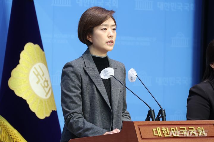 [서울=뉴시스] 조성봉 기자= 고민정 더불어민주당 의원이 27일 오후 서울 여의도 국회 소통관에서 '공천 갈등' 과 관련해 최고위원직 사퇴 기자회견을 하고 있다.  2024.02.27. suncho21@newsis.com