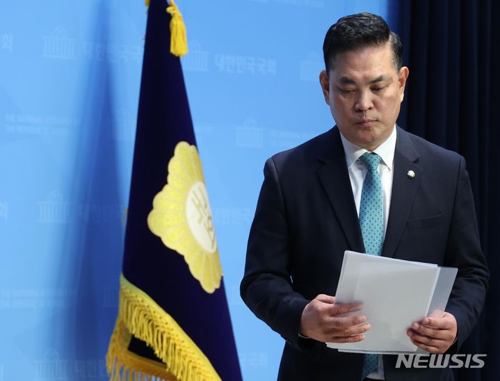 [서울=뉴시스] 조성봉 기자= 박영순 더불어민주당 의원이 27일 오후 서울 여의도 국회 소통관에서 공천관리위원회 결정에 항의하며 탈당 기자회견을 마치고 밖으로 나서고 있다. 박 의원은 “새로운 미래에 입당하겠다”고 밝혔다. 2024.02.27. suncho21@newsis.com