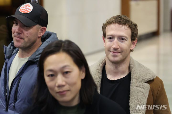 [서울=뉴시스] 권창회 기자 = 마크 저커버그 메타 최고경영자(CEO)가 27일 오후 서울 강서구 서울김포비즈니스항공센터를 통해 방한하고 있다. 2024.02.27. kch0523@newsis.com