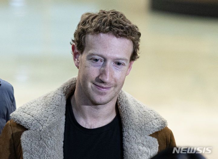 [서울=뉴시스] 권창회 기자 = 마크 저커버그 메타 최고경영자(CEO)가 27일 오후 서울 강서구 서울김포비즈니스항공센터를 통해 입국하고 있다. (공동취재) 2024.02.27. photo@newsis.com