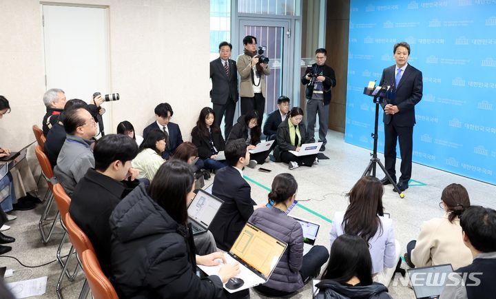 [서울=뉴시스] 조성봉 기자= 임종석 전 대통령 비서실장이 28일 오전 서울 여의도 국회 소통관에서 더불어민주당 전략공천위원회의 결정 관련 입장 발표를 마치고 취재진의 질문에 답변하고 있다. 2024.02.28. suncho21@newsis.com