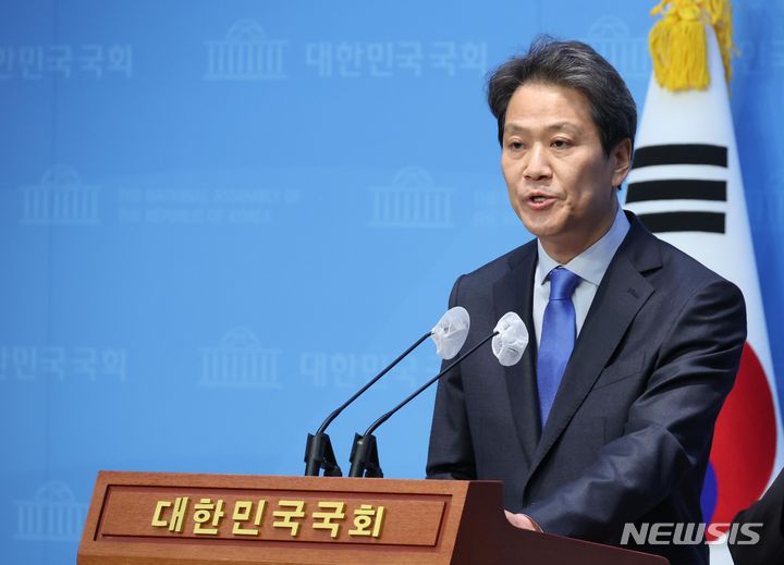 [서울=뉴시스] 조성봉 기자= 임종석 전 대통령 비서실장이 28일 오전 서울 여의도 국회 소통관에서 더불어민주당 전략공천위원회의 결정 관련 입장 발표를 하고 있다. 2024.02.28. suncho21@newsis.com