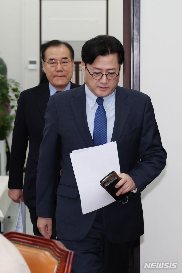 [서울=뉴시스] 이영환 기자 = 홍익표 더불어민주당 원내대표가 29일 오전 서울 여의도 국회에서 열린 정책조정회의에 참석하고 있다. 2024.02.29. 20hwan@newsis.com