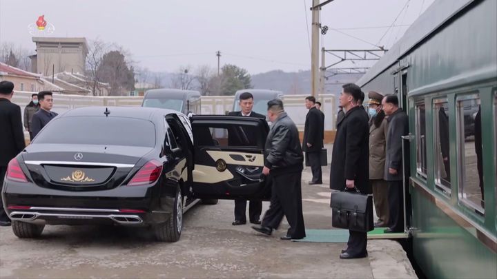 [서울=뉴시스] 북한 김정은 국무위원장이 지난달 28일 평안남도 성천군 지방 공업공장 건설 착공식에 참석한 모습을 29일 조선중앙TV가 보도하고 있다. (사진=조선중앙TV 캡처) 2024.03.05. photo@newsis.com *재판매 및 DB 금지