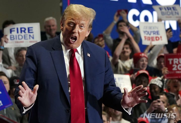 [ 리치먼드( 미 버지니아주)= AP/뉴시스] 도널드 트럼프 전 대통령이 3월 2일 노스캐롤라이나주 유세에 이어 오후에 버지니아주 리치먼드에서 선거연설을 하며 바이든 대통령의 이민정책을 비난하고 있다.  2024. 03. 03.