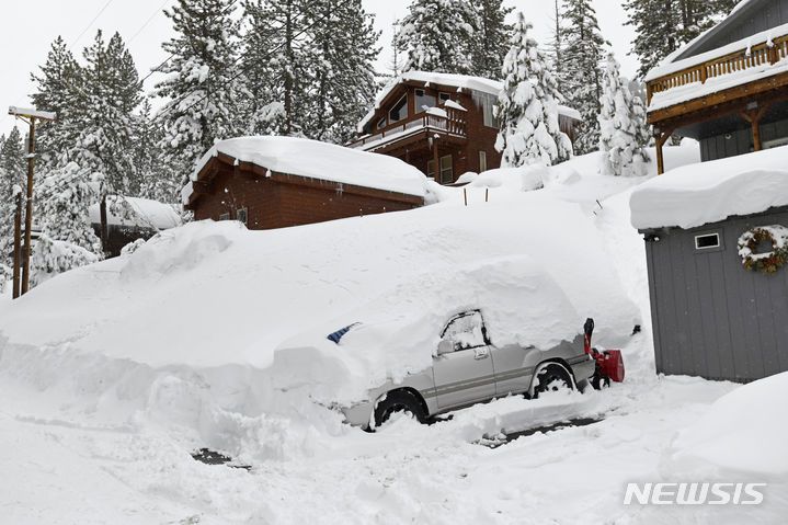 [트러키( 미 캘리포니아주)= AP/뉴시스] 4일까지 계속된 캘리포니아 북부 폭설로 시에라 네바다 산맥의 도너 호수 부근의 주택과 차량들이 깊은 눈속에 파묻혀 있다. 2024. 03. 05.