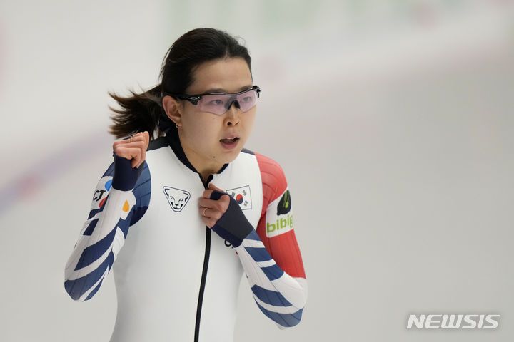 [인첼=AP/뉴시스] 김민선이 8일(현지시각) 독일 인첼에서 열린 2024 국제빙상연맹(ISU) 세계 스프린트·올라운드 선수권대회 빙속 500m 2차 레이스를 펼치고 있다. 김민선은 37초11로 펨커 콕(네덜란드)에 0.04초 뒤진 2위를 기록해 은메달을 목에 걸었다. 2024.03.09.