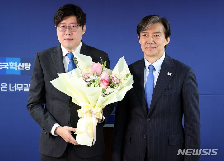 [서울=뉴시스] 김학의 전 법무부 차관의 별장 성접대 의혹을 조사하는 과정에서 거짓 면담보고서를 작성한 혐의로 기소된 이규원 전 검사(조국혁신당 강원도당위원장 권한대행)의 2심 첫 공판이 21일 열린다. 사진은 지난해 3월 11일 서울 여의도 조국혁신당 당사에서 열린 전문가 입당식에서 조국 조국혁신당 당시 대표에게 꽃다발을 받은 후 기념촬영을 하는 이 전 검사 모습. (사진=뉴시스DB). 2025.05.21. photo@newsis.com