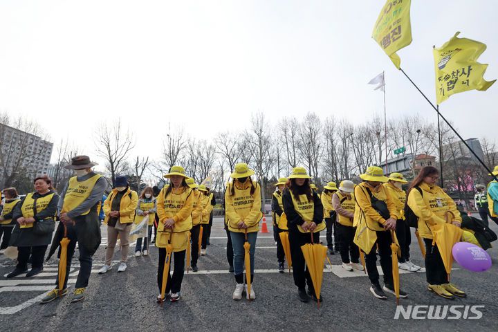 [서울=뉴시스] 김금보 기자 = 세월호 10주기 전국시민행진에 참가한 4.16 세월호 참사 유족들이 16일 서울 중구 서울시청 앞 10.29 이태원참사 합동분향소에서 묵념하고있다. 2024.03.16. kgb@newsis.com