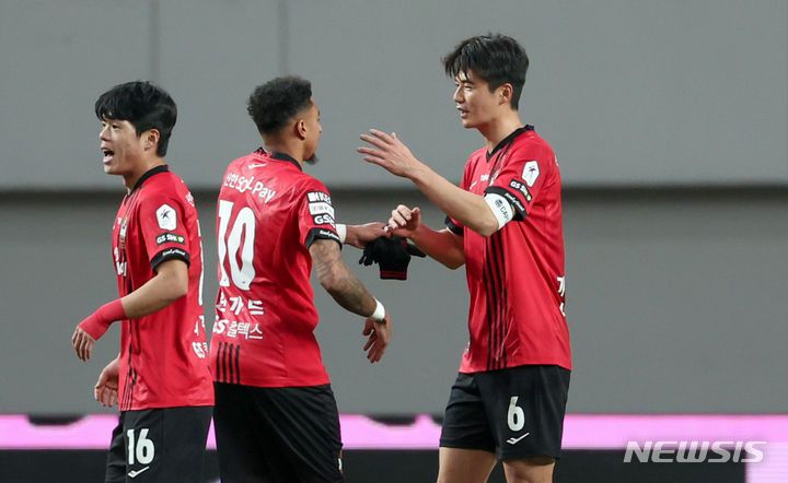 [서울=뉴시스] 황준선 기자 = 지난해 3월16일 서울 마포구 서울월드컵경기장에서 열린 하나원큐 K리그1 2024 3라운드 FC서울와 제주 유나이티드의 경기, 2-0으로 승리를 거둔 FC서울 제시 린가드와 기성용이 기쁨을 나누고 있다. 2024.03.16. hwang@newsis.com