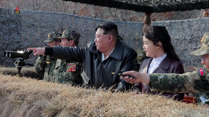 [서울=뉴시스] 김정은 국무위원장과 딸 주애가 지난해 3월 15일 조선인민군 항공육전병부대의 훈련을 지도했다고 조선중앙TV가 16일 보도했다. (사진=조선중앙TV 캡처) 2025.09.25. photo@newsis.com *재판매 및 DB 금지