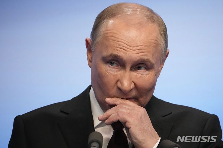 [모스크바=AP/뉴시스] 영국은 4일(현지 시간) 블라디미르 푸틴 러시아 대통령이 2018년 3월 러시아 이중 간첩 세르게이 스크리팔에게 신경작용제 '노비촉'으로 공격하라고 명령했다고 결론을 내렸다. 사진은 푸틴 대통령. 2025.12.05
