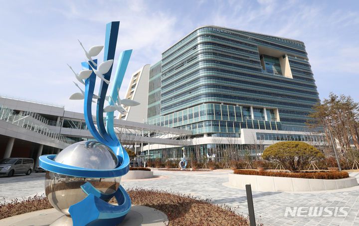 [세종=뉴시스] 강종민 기자 = 사진은 기획재정부가 입주한 세종시 어진동 정부세종청사 중앙동의 모습. 2023.02.14. ppkjm@newsis.com