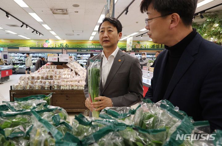 [서울=뉴시스] 고승민 기자 = 안덕근(왼쪽) 산업통상자원부 장관이 21일 서울의 한 대형마트 채소, 과일코너를 찾아 관계자 설명을 들으며 현장 물가를 살피고 있다. 2024.03.21. kkssmm99@newsis.com