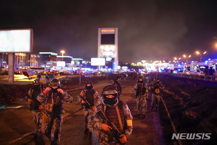 [모스크바=AP/뉴시스]러시아 국방 경비대 소속 군인들이 23일(현지시각) 전날 대규모 테러 공격이 발생한 크로쿠스 시청사 주변을 경비하고 있다. 2023.3.23.