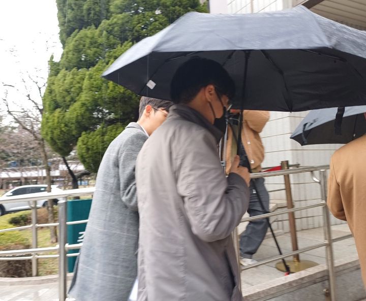 [서울=뉴시스] 이소헌 수습기자 = 입출금을 돌연 중단해 러그풀(먹튀) 논란에 휩싸인 가상자산(가상화폐) 예치서비스 운용업체 델리오 대표 정모(51)씨가 25일 오후 서울남부지법에서 열린 구속 전 피의자 심문(영장실질심사)에 출석하고 있다. 정씨는 특정경제범죄 가중처벌 등에 관한 법률상 사기 등 혐의를 받는다. 2024.03.25. shoney3@newsis.com *재판매 및 DB 금지