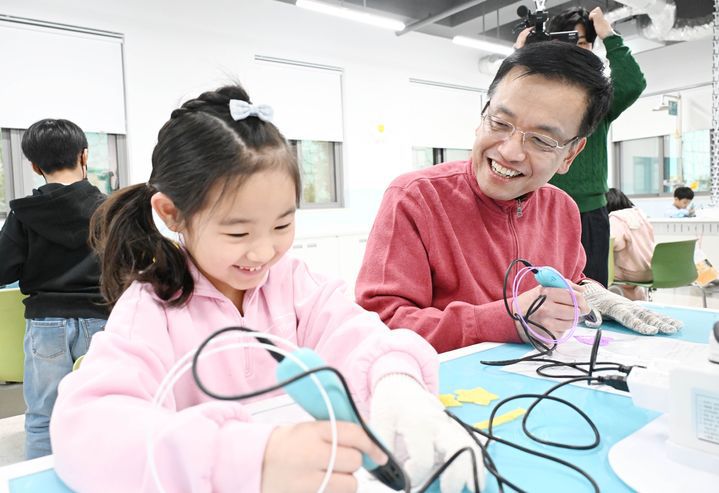 [서울=뉴시스] 최상목 부총리 겸 기획재정부 장관이 지난달 25일 오후 세종시 해밀초등학교를 방문해 늘봄학교 프로그램을 참관하며 아이들과 대화를 나누고 있다. (사진=기획재정부 제공) 2024.03.25. photo@newsis.com *재판매 및 DB 금지