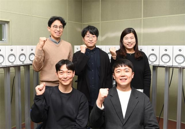 [대전=뉴시스] 미세진동을 좁은 영역에 가두고 증폭하는 메타물질을 개발한 연구진. 앞줄 왼쪽부터 시계방향으로 KRISS 이형진 선임연구원, 최원재 책임연구원, 정인지 선임연구원, 성균관대 김미소 교수, 승홍민 선임연구원. *재판매 및 DB 금지