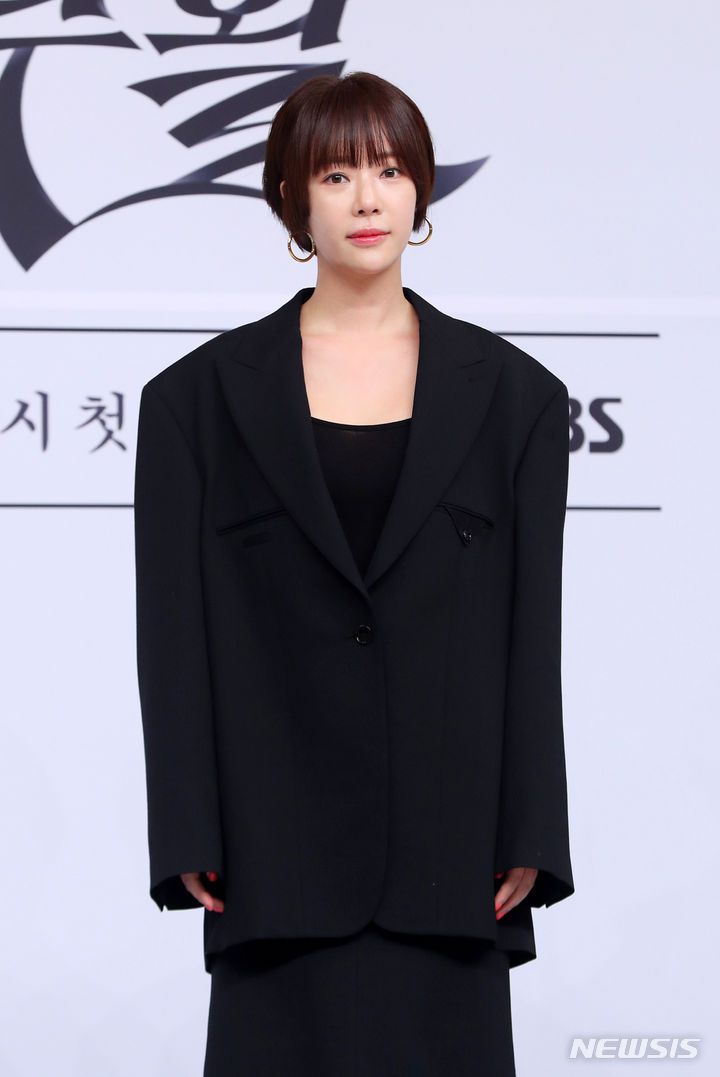 [서울=뉴시스] 김혜진 기자 = 배우 황정음이 27일 오후 서울 양천구 목동 SBS에서 열린 SBS 새 금토드라마 '7인의 부활' 제작발표회에서 포즈를 취하고 있다. 2024.03.27. jini@newsis.com