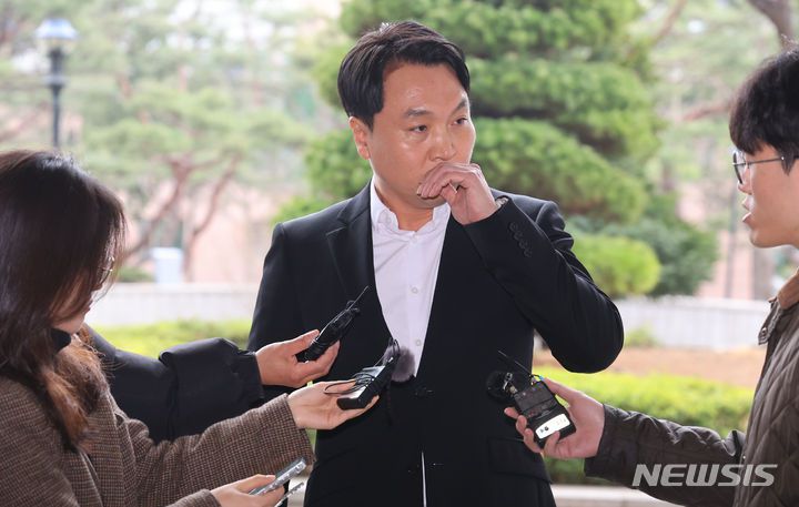 [서울=뉴시스] 봉지욱 뉴스타파 기자가 지난해 3월 28일 서울 서초구 서울중앙지검으로 '윤석열 검증보도' 관련 피의자 조사를 받기 위해 출석하며 취재진의 질문을 듣고 있다. (사진=뉴시스DB). 2025.04.28. photo@newsis.com