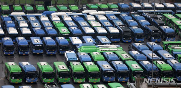 [서울=뉴시스] 김선웅 기자 = 서울 시내버스가 노사 협상 결렬로 오전 4시를 기해 12년 만에 총파업에 돌입한 28일 서울 소재 시내버스 차고지에 버스들이 주차돼있다. 2024.03.28. mangusta@newsis.com