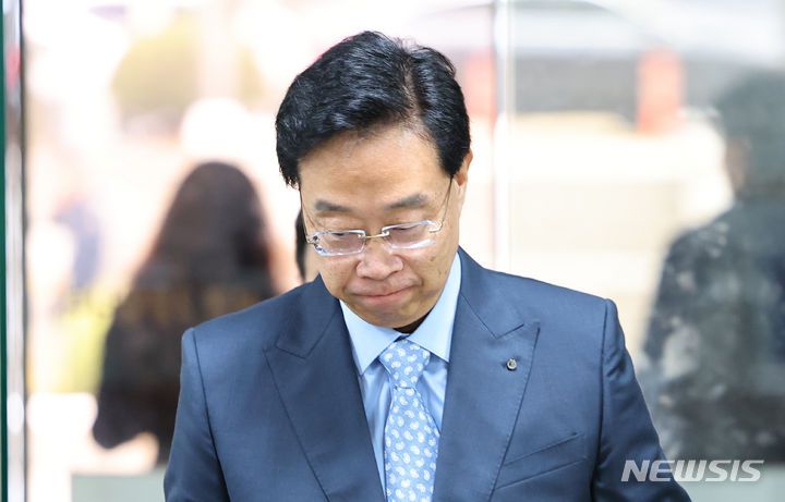 [서울=뉴시스] 최진석 기자 = '억대 금품 수수' 혐의를 받는 전준경 전 민주연구원 부원장이 지난해 3월28일 서울 서초구 서울중앙지방법원에서 열린 구속 전 피의자 심문(영장실질심사)에 출석하고 있다. 2024.03.28. myjs@newsis.com