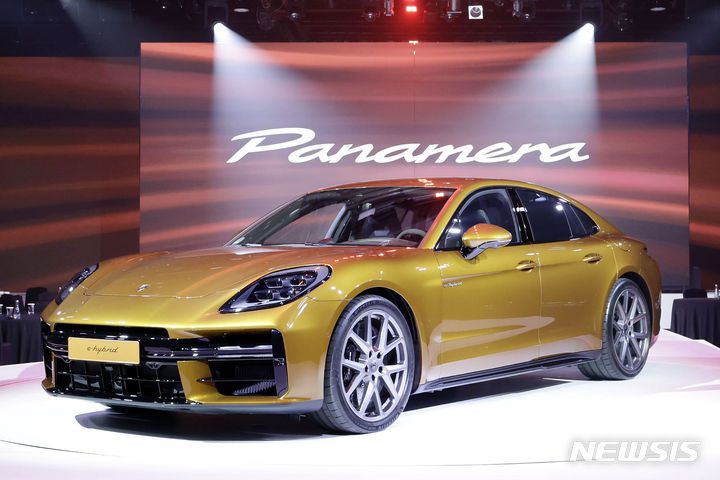 [서울=뉴시스] 최동준 기자 = 포르쉐코리아가 2일 서울 중구 신라호텔에서 스포츠 세단 신형 파나메라를 선보이고 있다. 2024.04.02. photocdj@newsis.com