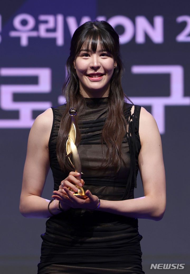 [서울=뉴시스] 김선웅 기자 = 여자농구 정규리그 MVP 등 8관왕에 오른 KB스타즈 박지수 선수가 4일 서울 여의도 63컨벤션센터에서 열린 우리은행 우리WON 2023-2024 여자프로농구 시상식에서 트로피를 들고 기념사진을 촬영하고 있다. 2024.04.04. mangusta@newsis.com